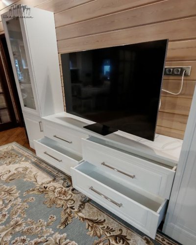 Современная стенка в гостиную с ТВ-зоной и шкафами фото 2