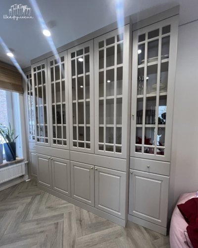 Премиальный тёмно-серый шкаф с витринами для гостиной фото 3
