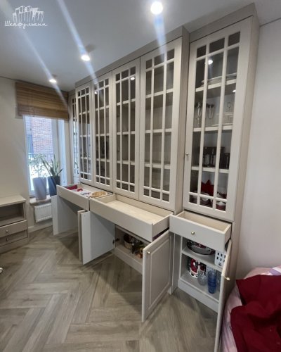 Премиальный тёмно-серый шкаф с витринами для гостиной фото 6